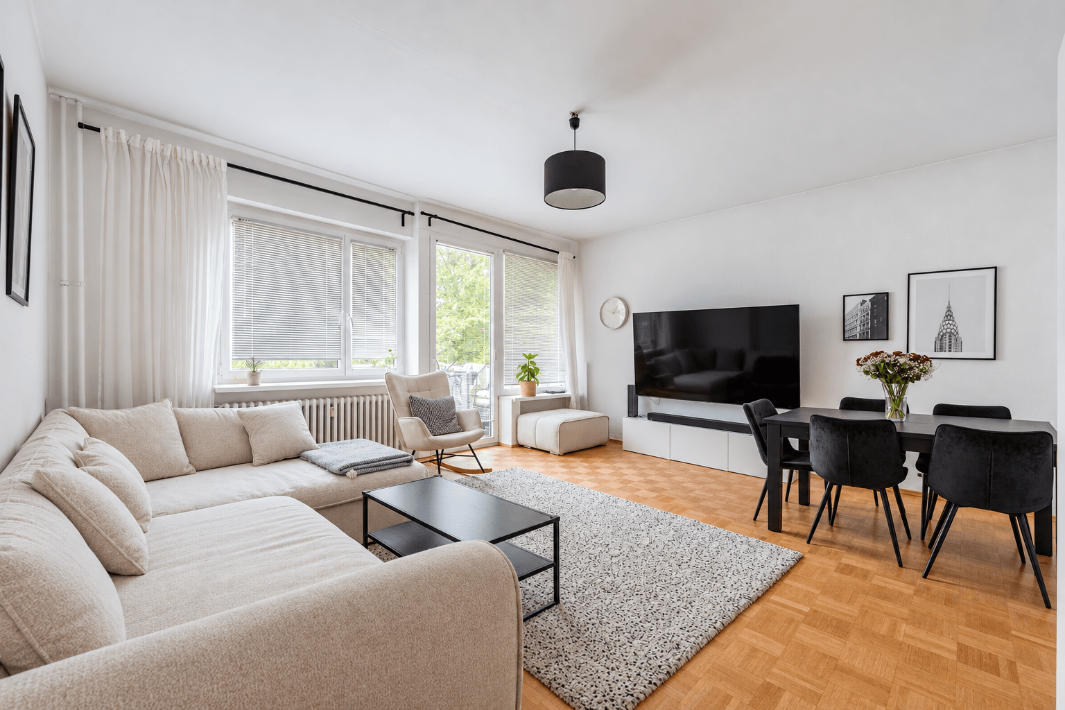 Wohnzimmer der Familienwohnung am Landwehrkanal