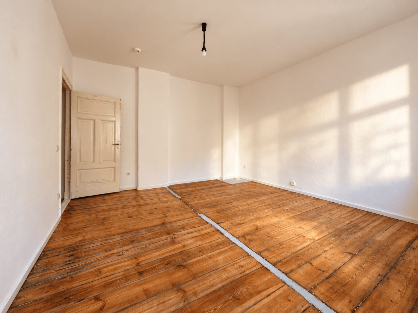 Wohnzimmer der Altbauwohnung im Wedding